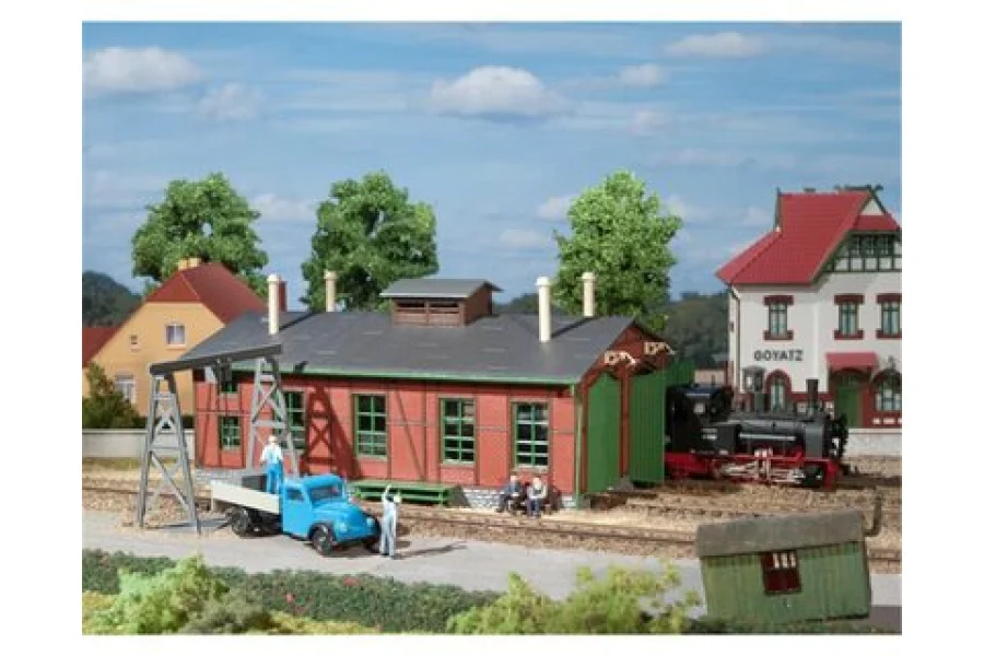 Remise à locomotives à voie étroite avec portique