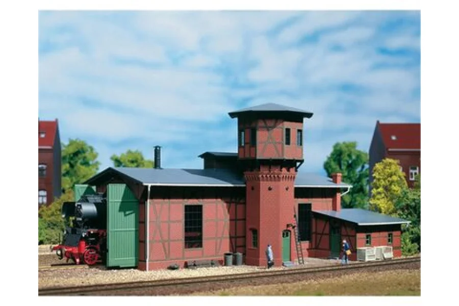 Remise à locomotives avec château d’eau