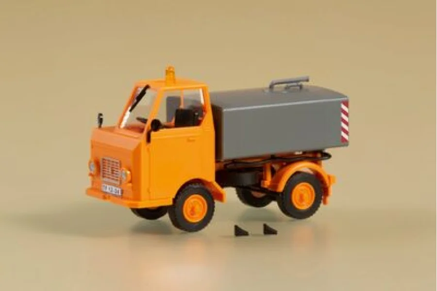Multicar M22 con cisterna