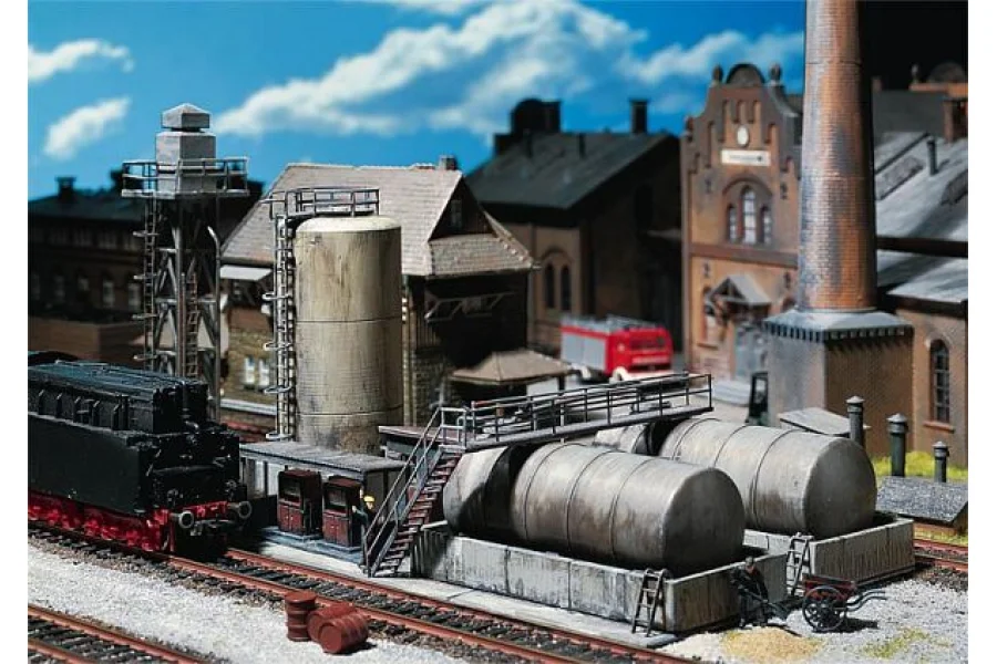 Öllager mit Dieseltankstelle und Ölkran