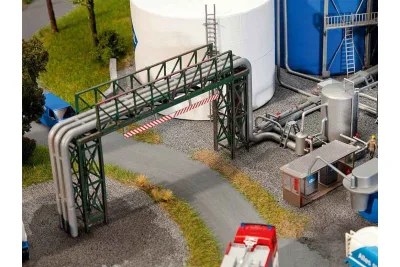 Faller 130487: Rohrleitung mit Abfüllanlage