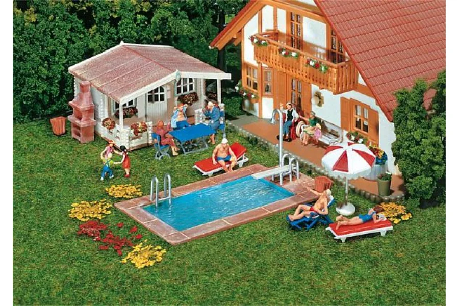 Piscine et maison de jardin