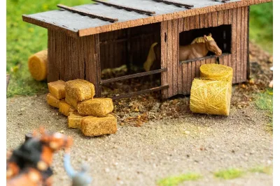 Faller 181286: 14 runde und 18 eckige Heuballen