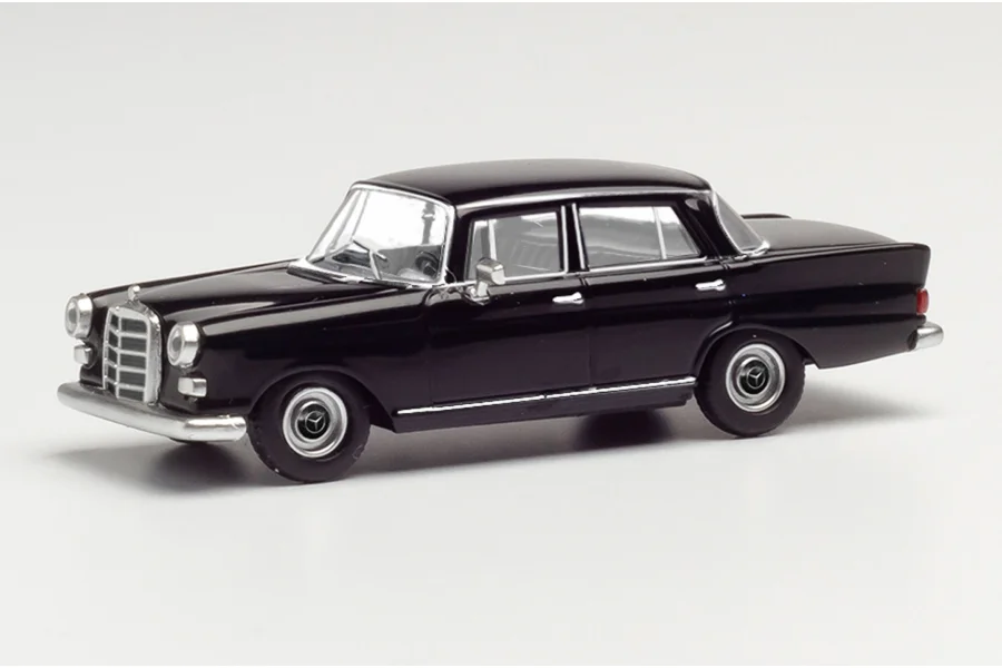 Mercedes-Benz 200 Heckﬂosse, schwarz