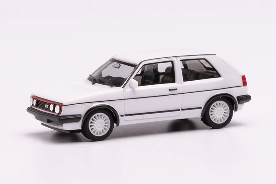 VW Golf II GTI mit Sportfelgen, weiß