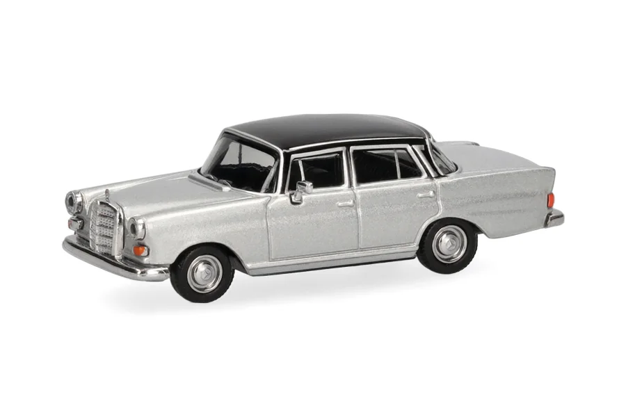 Mercedes-Benz 200 Heckflosse silbermetallic, schwarz