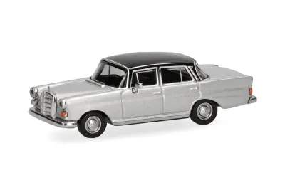 Herpa 430739-005: Mercedes-Benz 200 Heckflosse silbermetallic, schwarz
