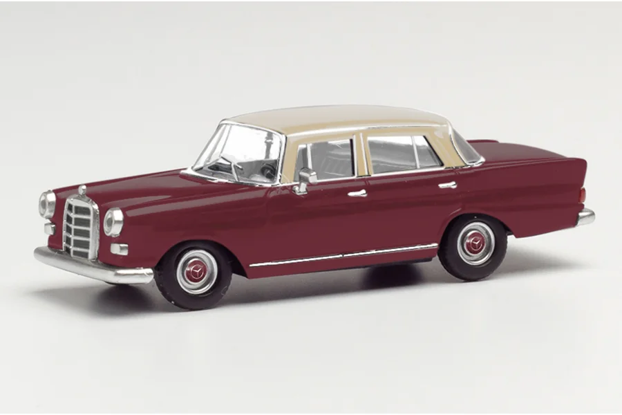 Mercedes-Benz 200 Heckﬂosse, rot/creme