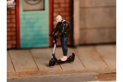 Modellbahn Union H0-W99014: H0 Figur Frau auf E-Scooter