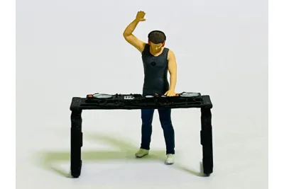 Modellbahn Union H0-W99019: H0 Figur Mann DJ mit Mischpult und Tisch