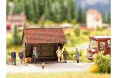 Noch 12015: An der Bushaltestelle