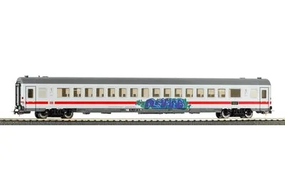Piko 58849: Wagon pasażerski Apmmz 106 1. klasa DB AG VI z graffiti
