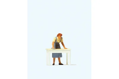 Preiser 28134: Huisvrouw die de tafel afveegt