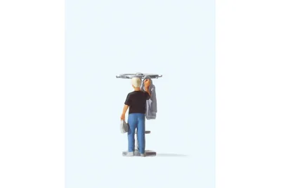 Preiser 28142: Homme accrochant sa veste