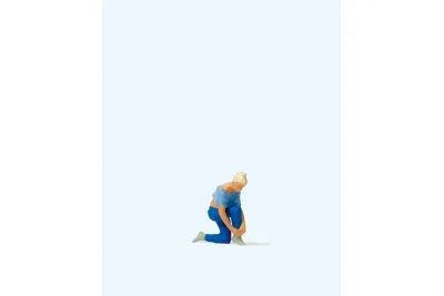 Preiser 28167: Woman tying shoes