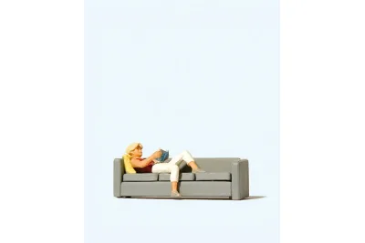 Preiser 28179: Lesende auf Sofa