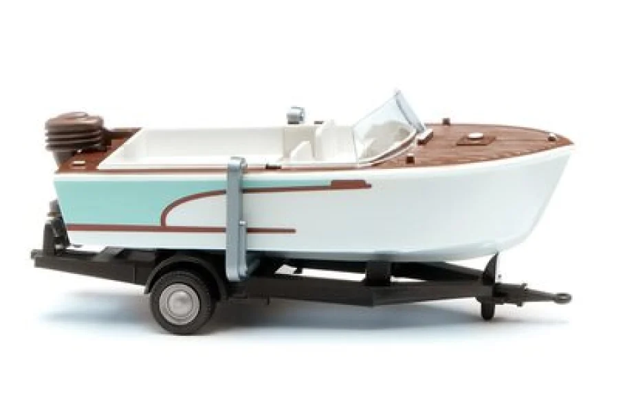 Motorboot auf Anhänger