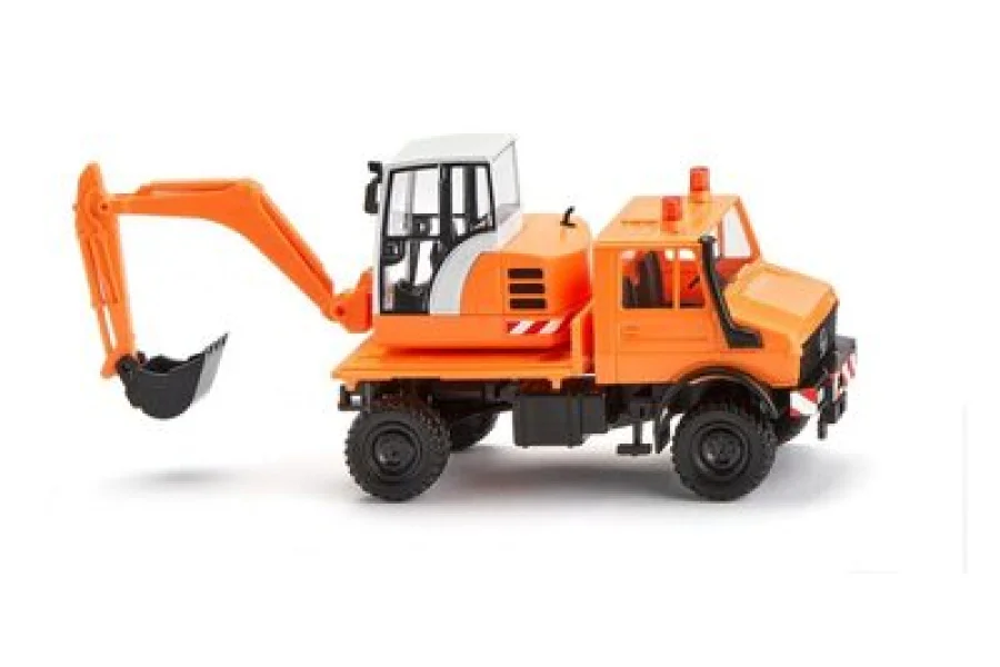 Unimog mit Bagger - kommunalorange
